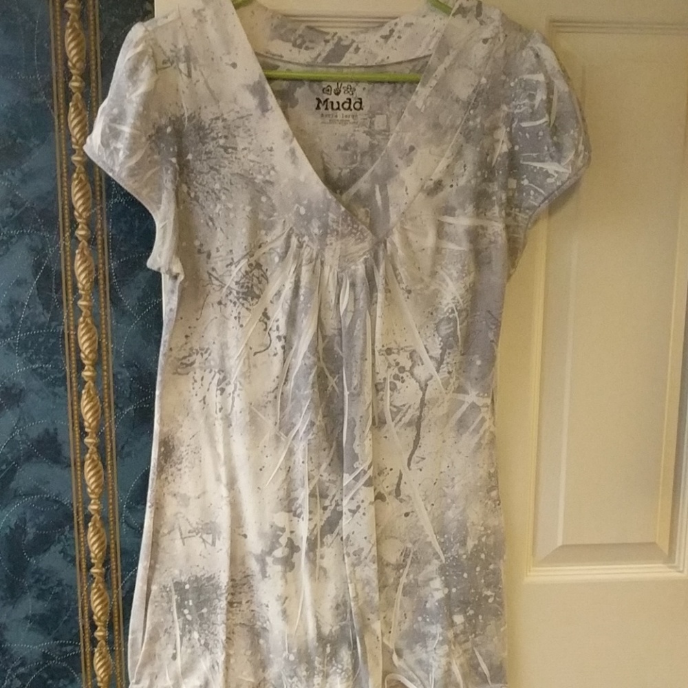 4/$12 GUC Mudd v-neck gray/white splatter shirt